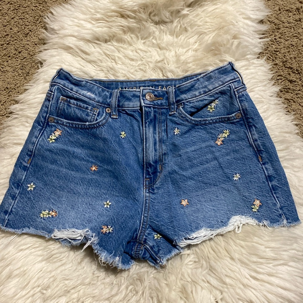 American Eagle High Rise Floral Embroidered
Distressed Denim Mom Shorts 4 Blue